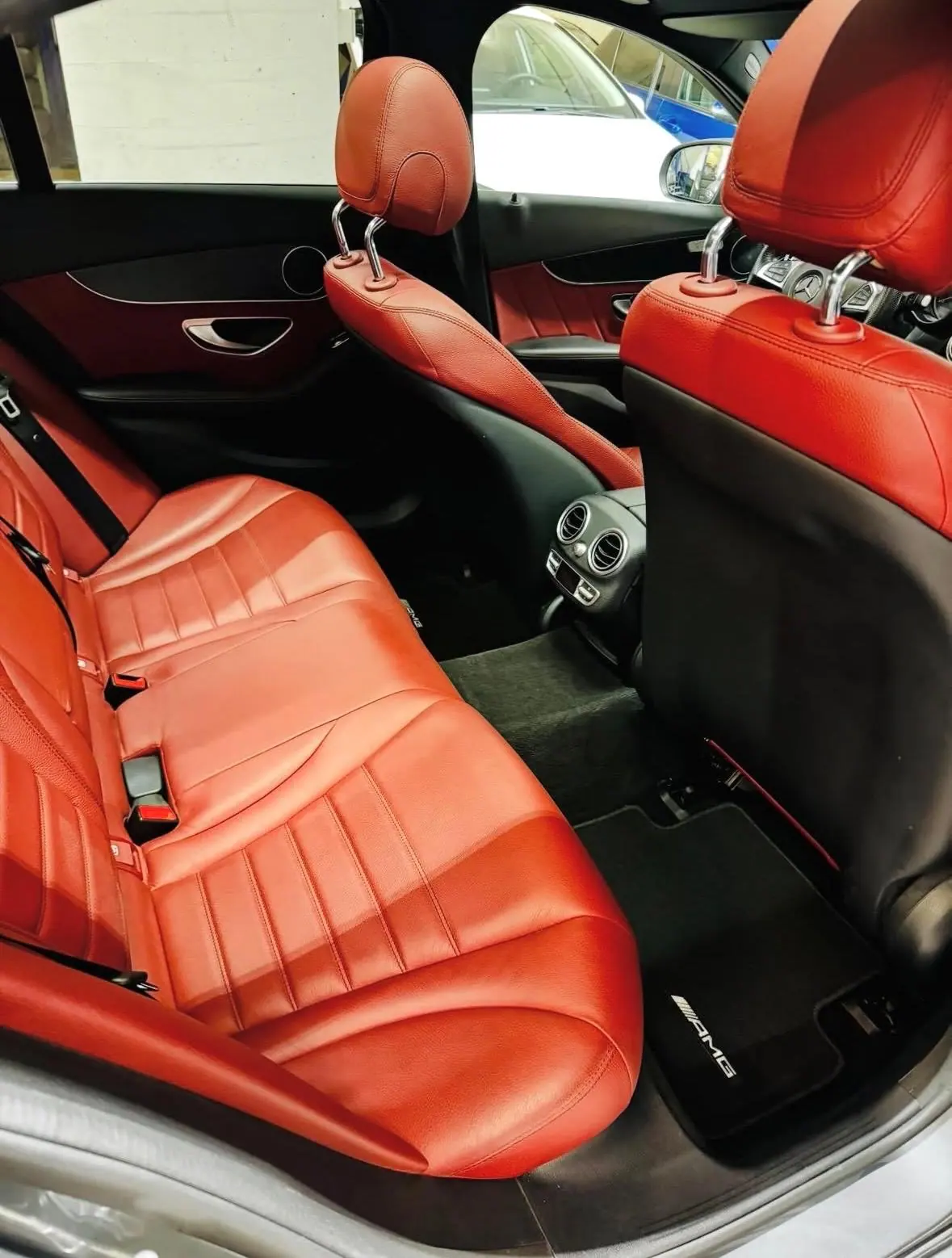 Places arrière en cuir rouge après detailing