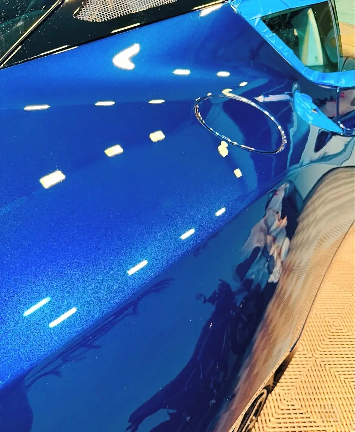 Finition brillante d'une carrosserie bleue après polissage