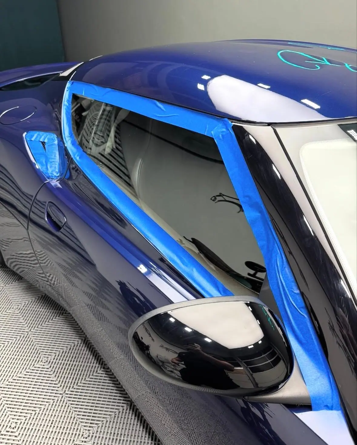Carrosserie bleue protégée par un masquage avant polissage