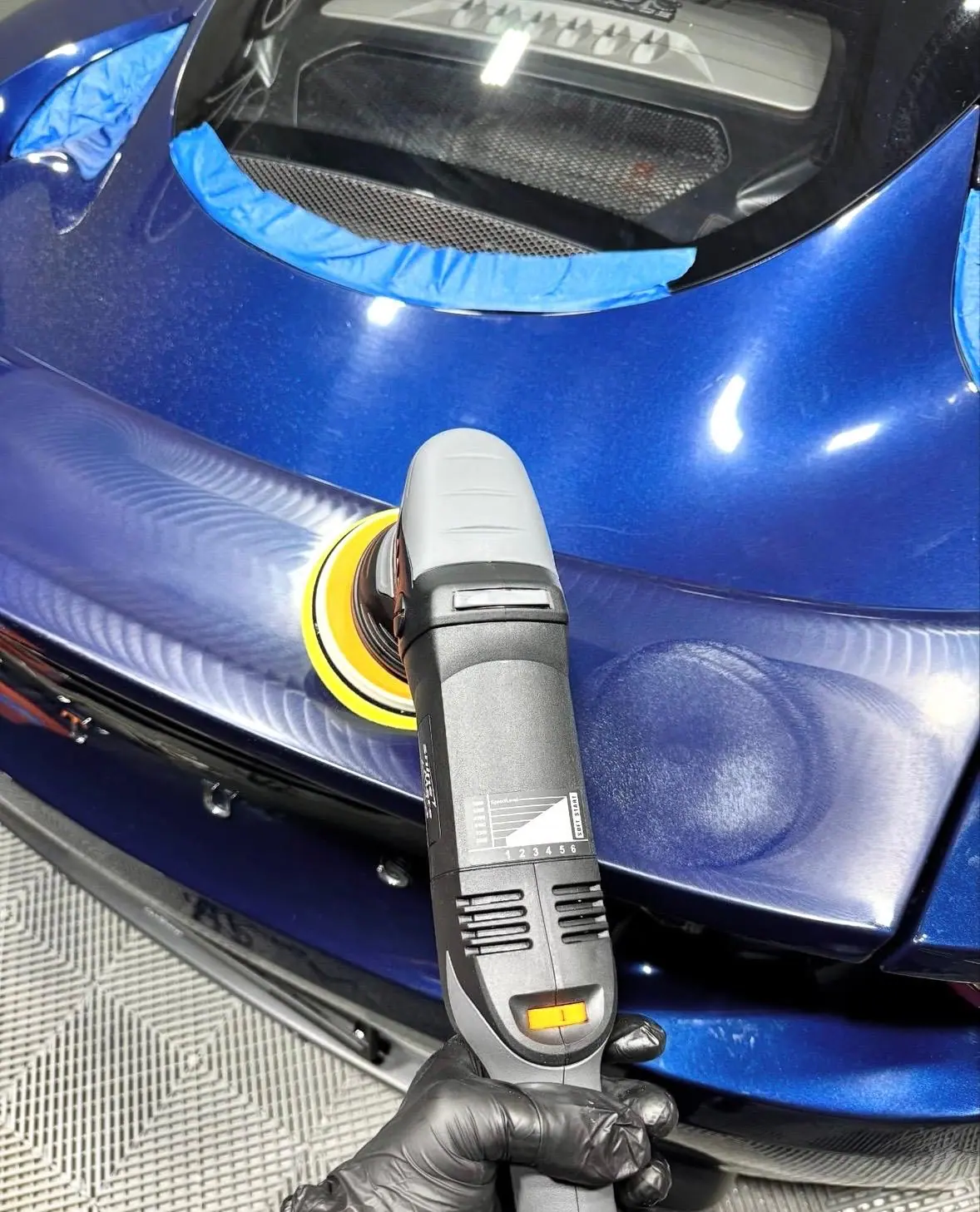 Polissage mécanique d'un coffre et d'un aileron bleus