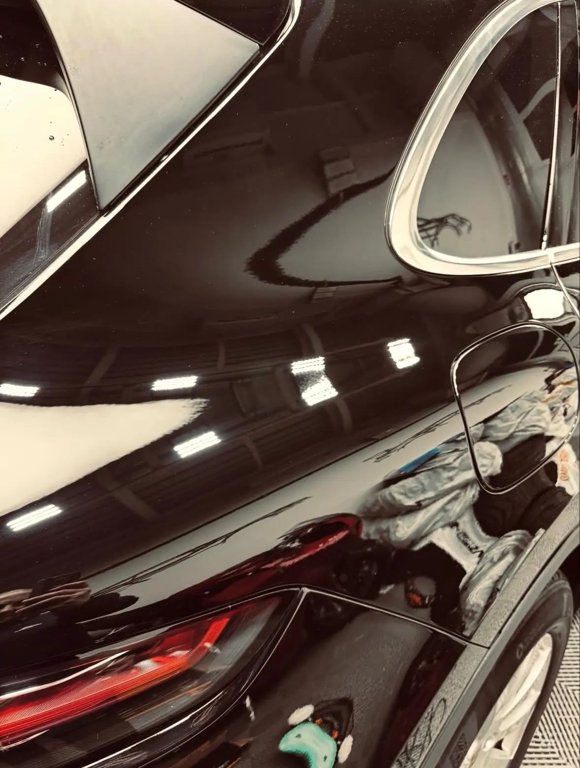 Reflet brillant sur une carrosserie noire après polissage